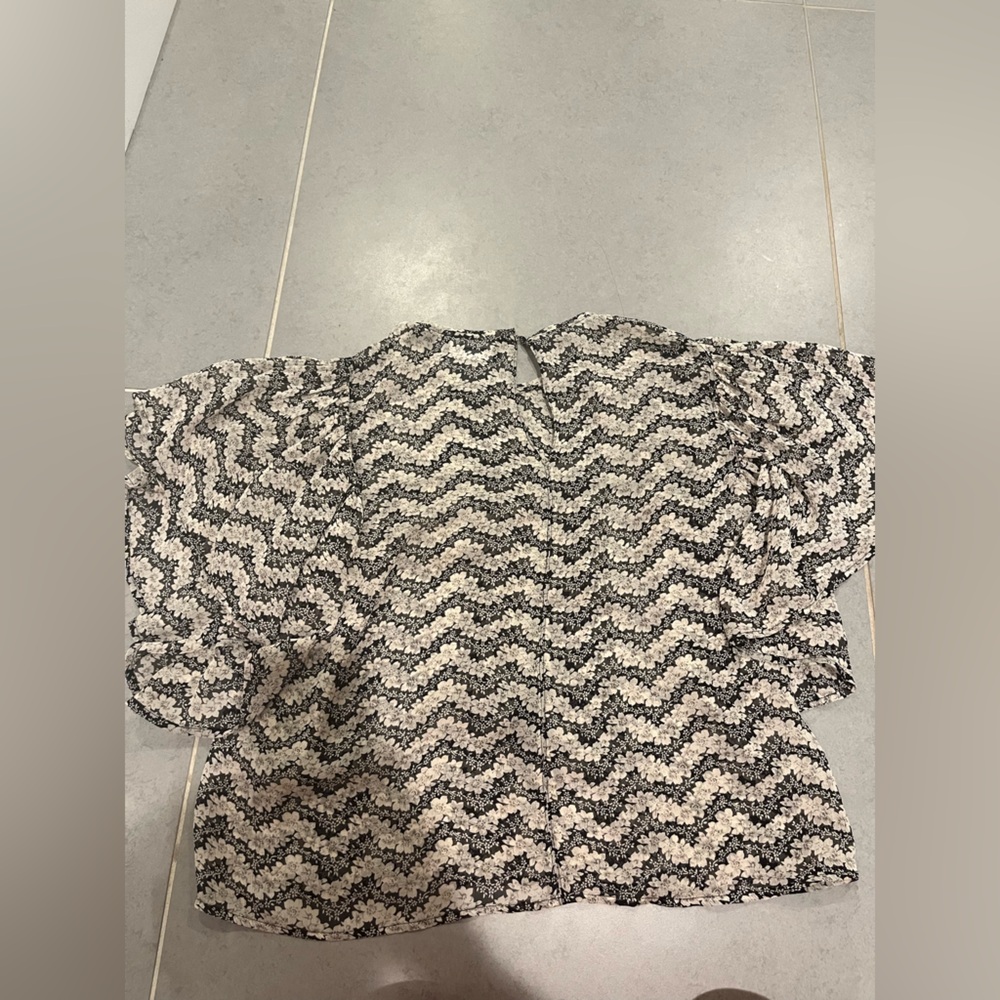 The Kooples 100% silk black and white floral flutter sleeve top - Picture 6 of 10